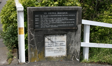 Henui_Bridge_plaques_001.jpg