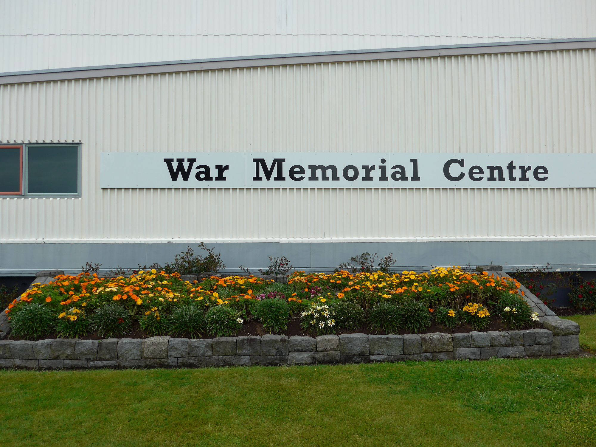 Exterior of the Stratford War Memorial Centre (2015). Bruce Ringer. Collection of Auckland Libraries (3003-2793).