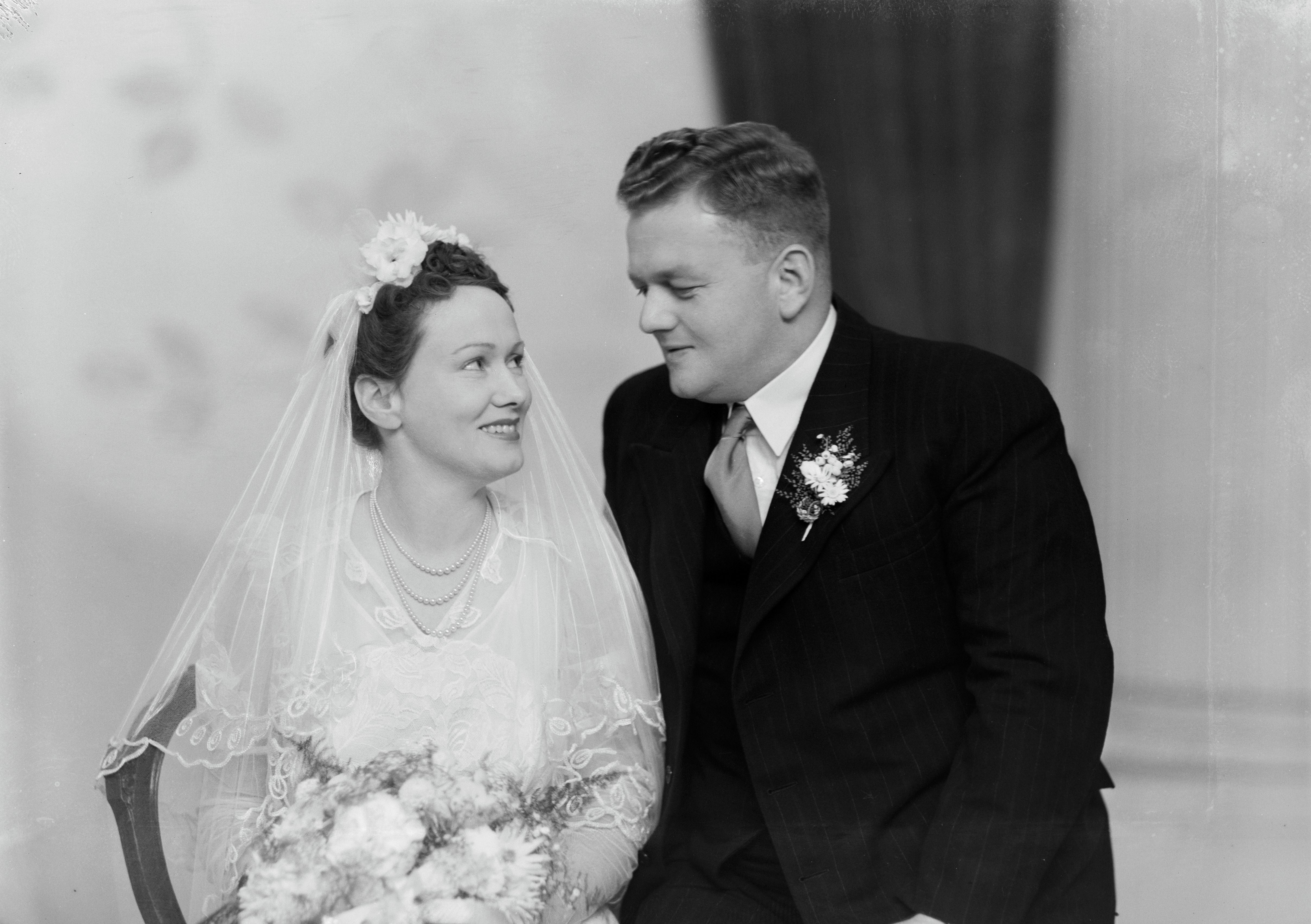 Pat Lile and Iris Margaret Hopcroft on their wedding day (17 April 1947). Swainson's Studios. Collection of Puke Ariki (SW1947.1723).