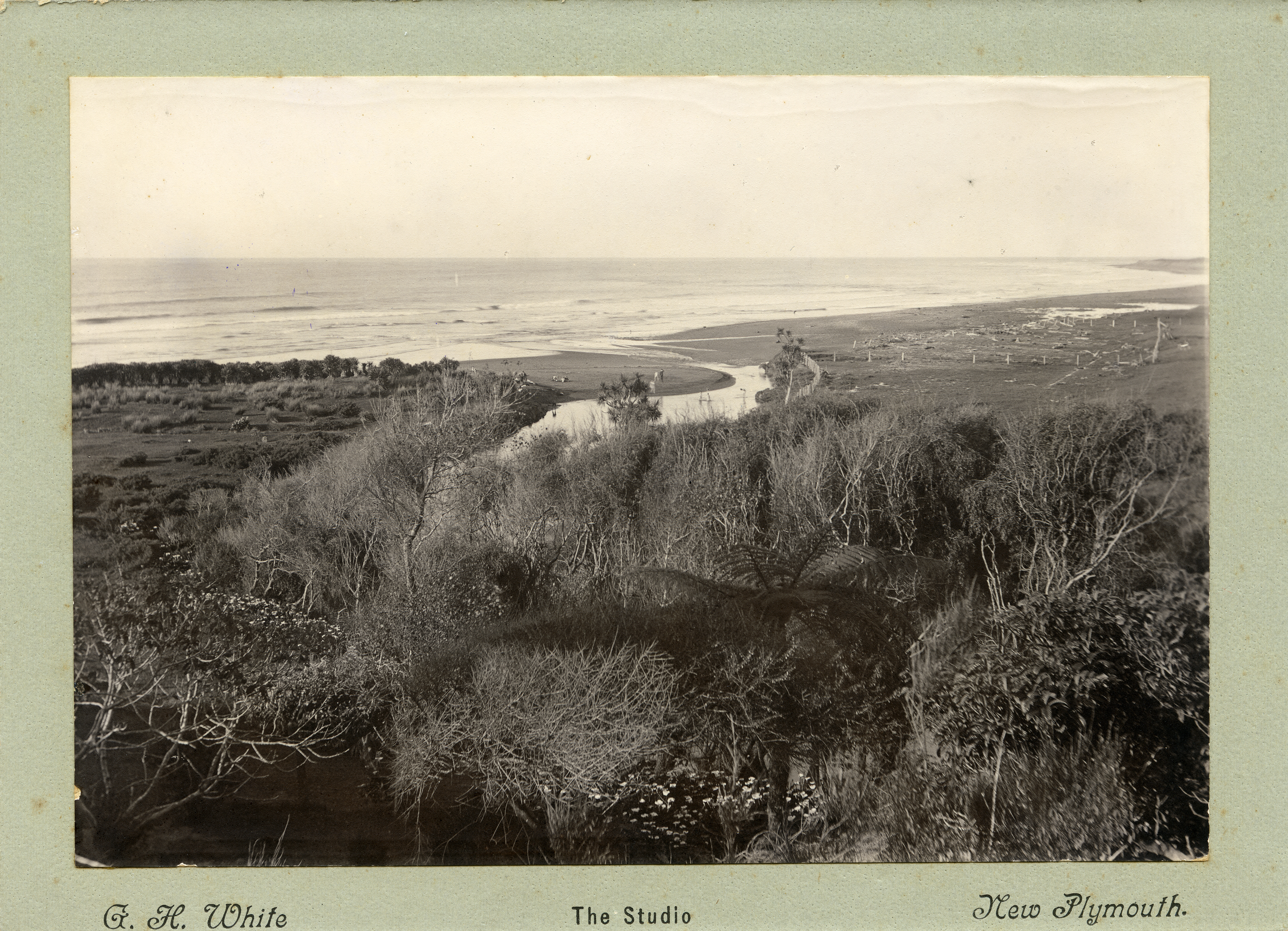 View of the mouth of the Te Henui River from Autere (around 1900). George Herbert White. Collection of Puke Ariki (PHO2011-2363).