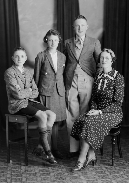 Jack Medway And Family 1 SW1931 1940 10804