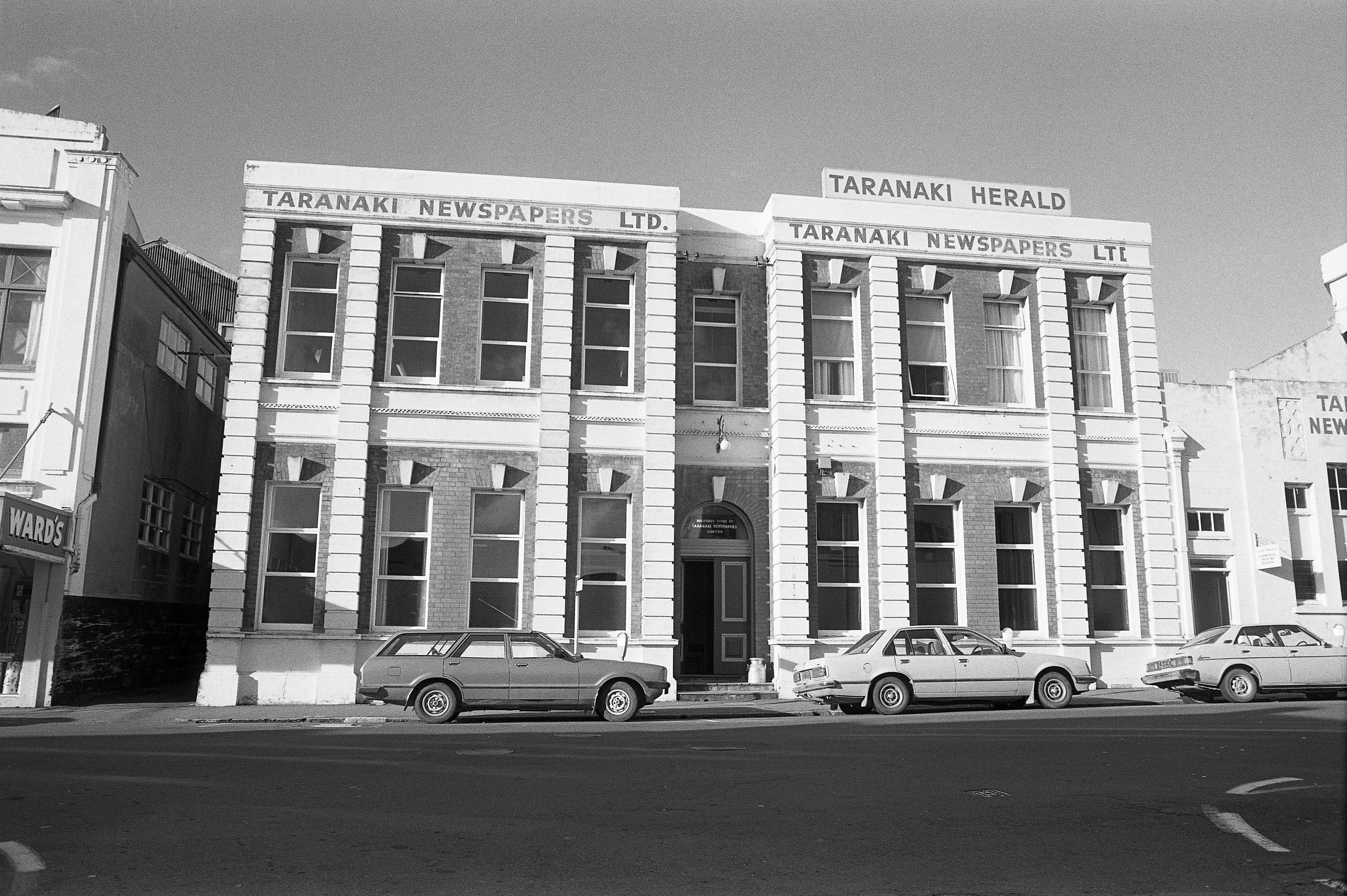 Taranaki Herald Office on Currie Street in New Plymouth (23 July 1984). Caleb Wyatt. Collection of Puke Ariki (PHO2012-0124).