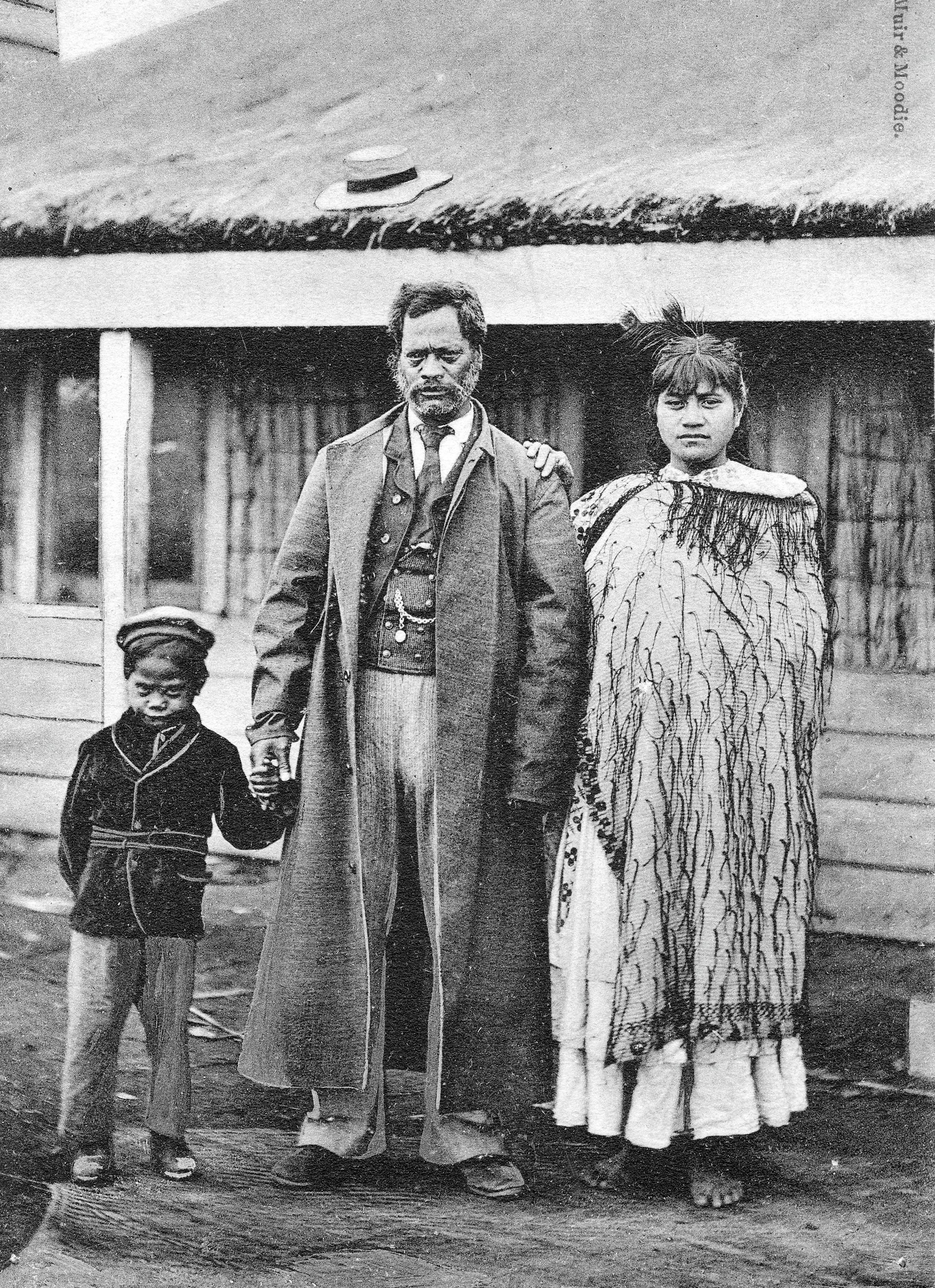 Hōne Wētere Te Rerenga with his wife and son (1878). Muir & Moodie. Collection of Puke Ariki (PHO2005-235).