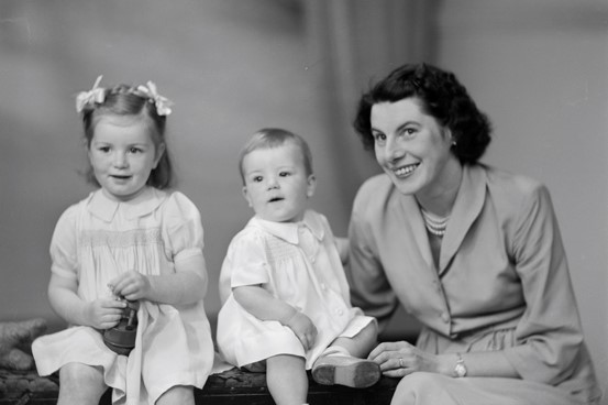 Owen Bullot And Family SW1949 0848