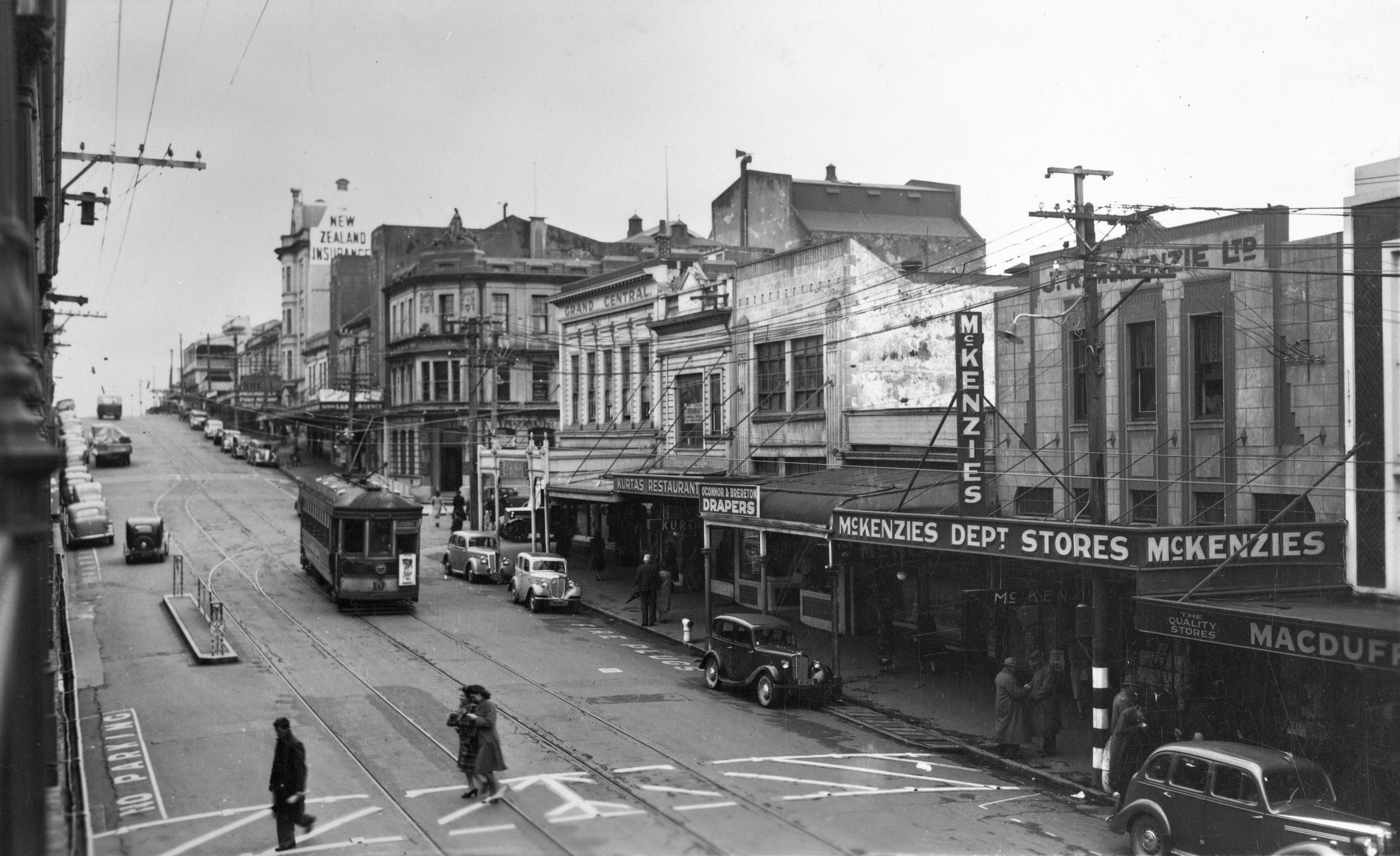 Tram travelling along Devon Street, New Plymouth (1950). Unknown photographer. Collection of Puke Ariki (PHO2006-008).