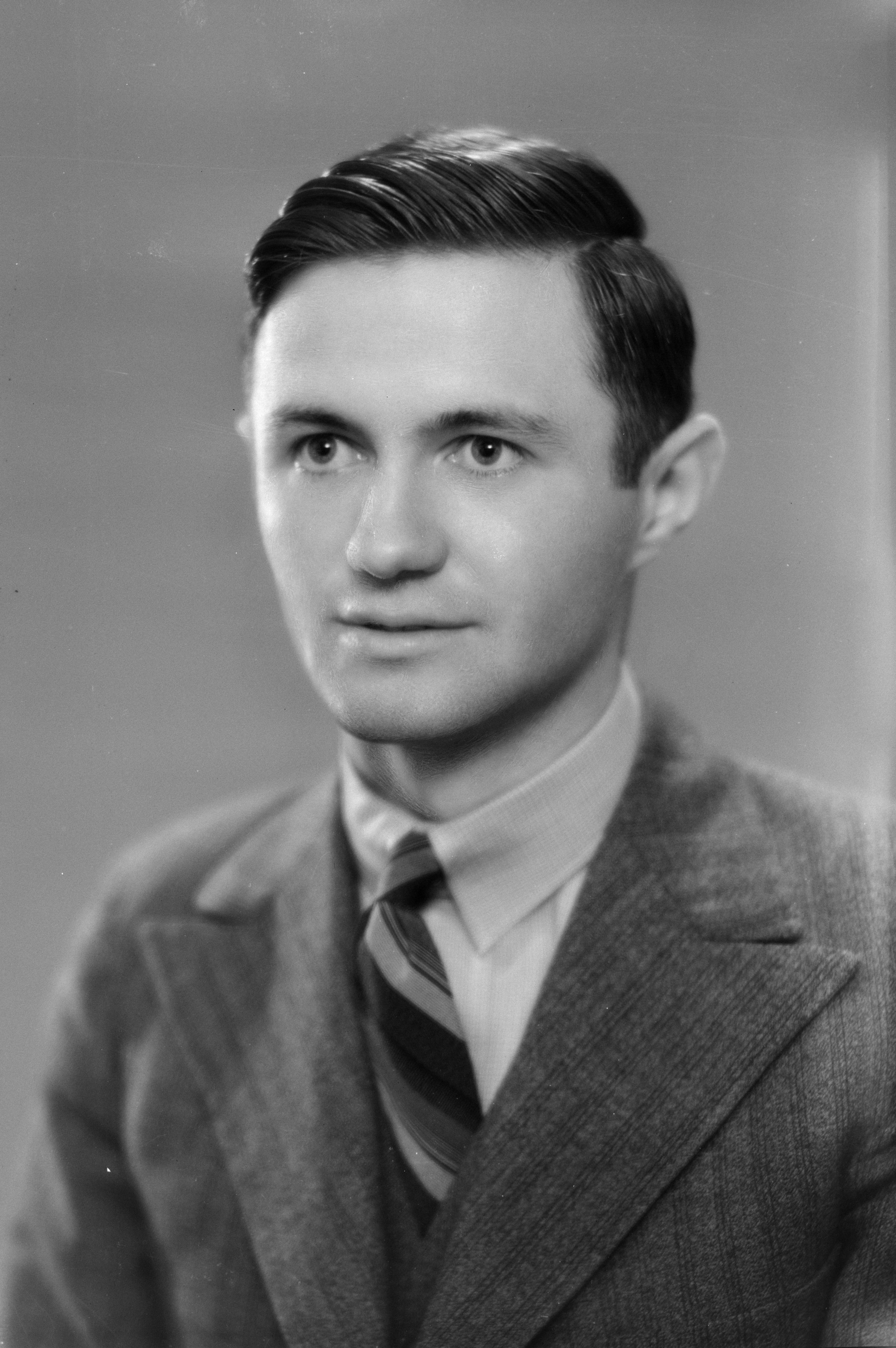 Ian Douglas Auld during his time as a medical student (1938). Swainson's Studios. Collection of Puke Ariki (SW1938.0710).